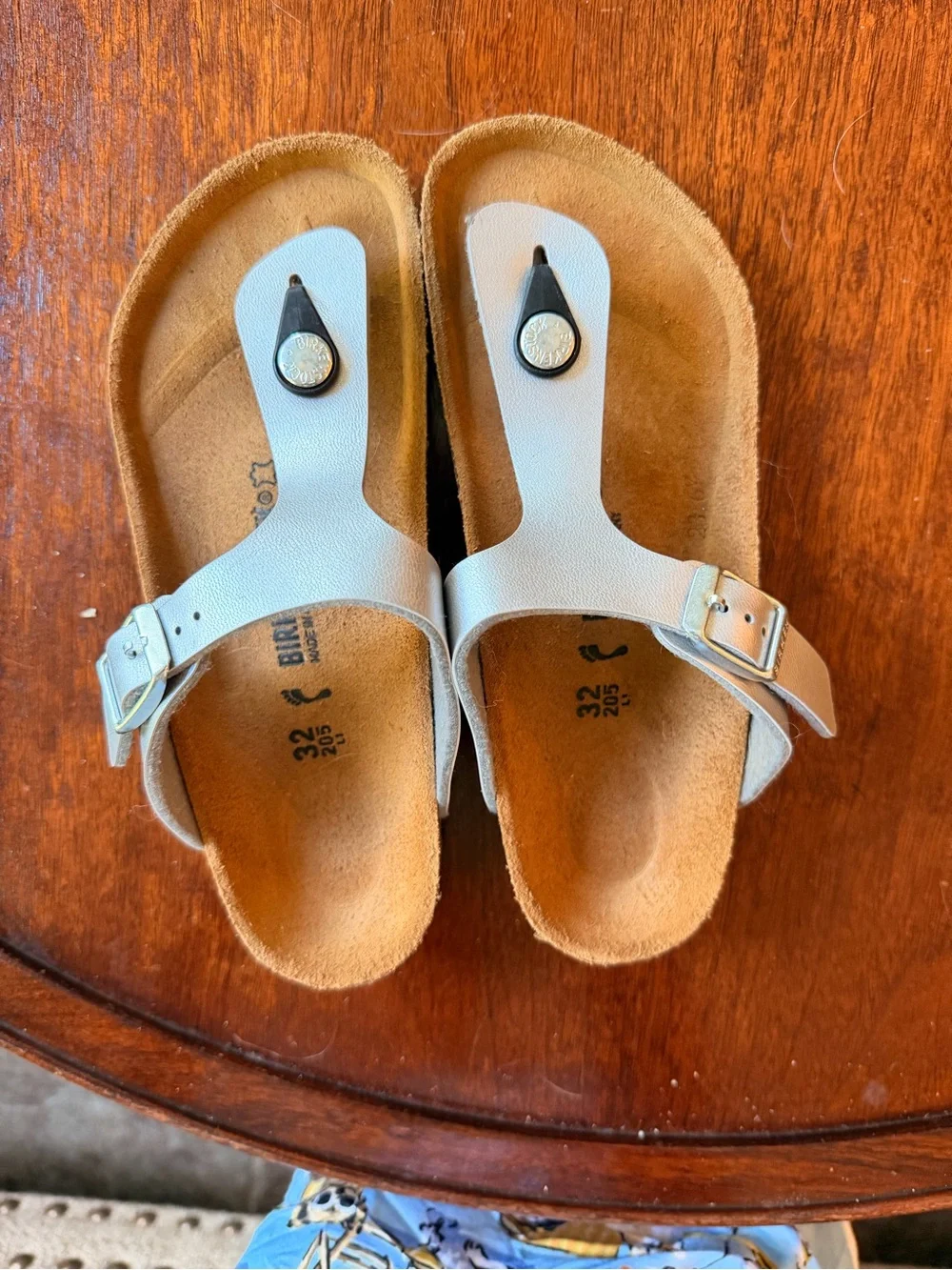 Birkenstock girls silver gizeh Thong Sandals with Buckle NWOT